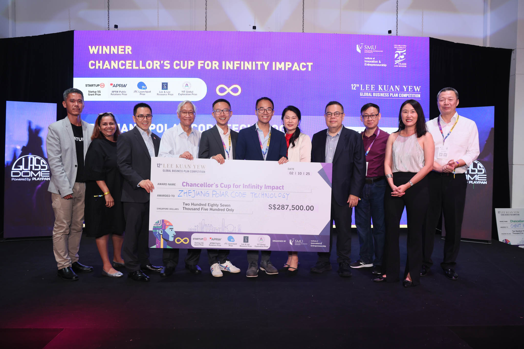 Zhejiang Polar Code Technology team accepting the Chancellor's Cup Infinity award